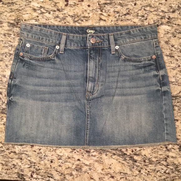 GAP Dresses & Skirts - Gap Denim Mini Skirt (Size 4)